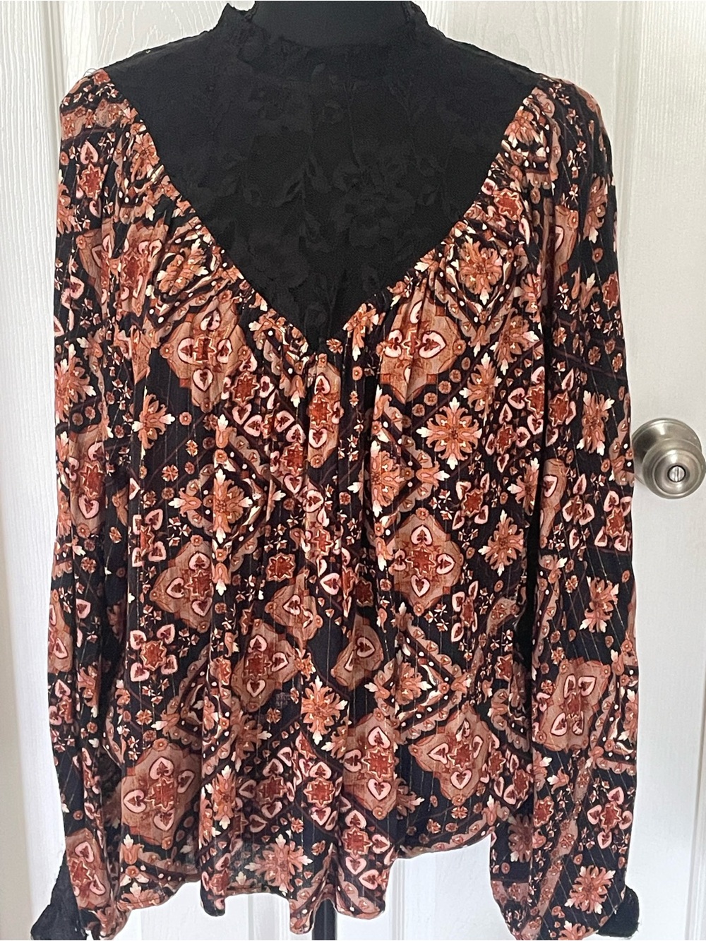 gimmicks by BKE Black Floral V-Neck Long Sleeve Blouse